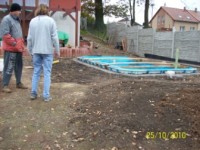 Dokončovací práce u rodinného domu – dlažba, bazén, terénní úpravy